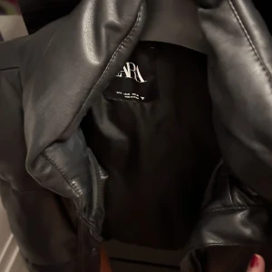 Zara väst - En väst med fejk skinn ifrån Zara! Slutsåld!