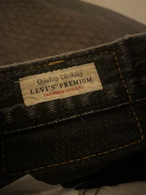 Jeans Levi’s  - 32:32 Hyfsat skickar  Blandning av svart o grått