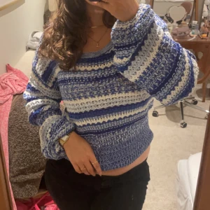 stickad blå - säljer min supermysiga stickade! inga defekter!