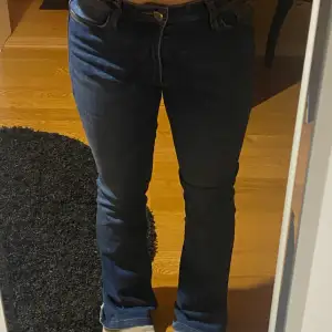 Jag säljer dessa skitsnygga midwaist jeansen, knappt använda, skriv privat för fler bilder!