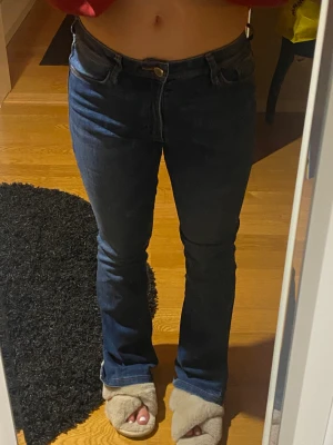 Mörkblåa jeans - Jag säljer dessa skitsnygga midwaist jeansen, knappt använda, skriv privat för fler bilder!