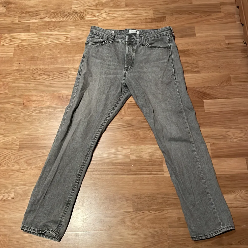 Ett par gråa jack&jones jeans. Nytt pris 599kr. . Jeans & Byxor.
