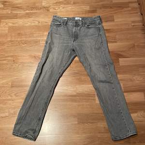 Ett par gråa jack&jones jeans. Nytt pris 599kr. 