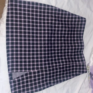 Rutig Kjol med slits  - I bra skick 