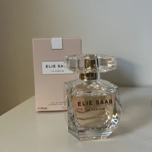 Elie Saab Le Parfum - Söt, blommig men smatidigt frisk doft som passar både till vardags och till festligare tillfällen! Toppnoter: Apelsinblom Hjärtnoter: Jasmin Basnoter: Cederträ, Honungsros Använd endast en gång. Nypris: 1085 kr. 