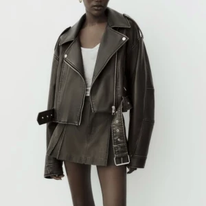 Jacka skinnimitation zara stl S - Säljer denna jacka köpt från zara. Stl S. Aldrig använd, lappar kvar.  Köpt för 699kr