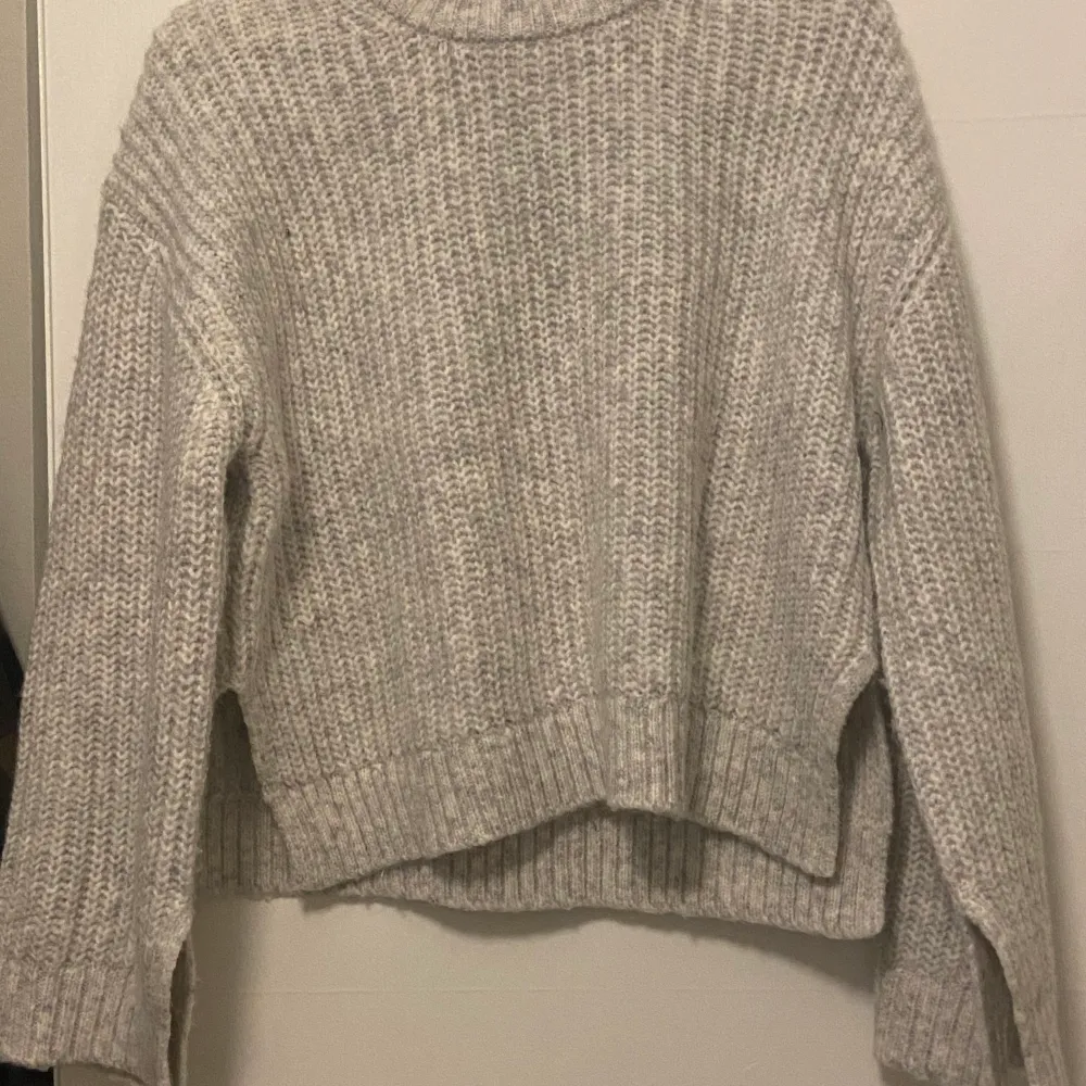 Stickad tröja från Gina tricot med slits på sidan och på ärmarna. Endast använd ett fåtal gånger . Tröjor & Koftor.