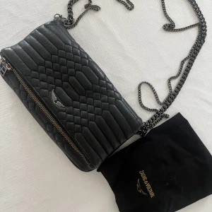 Zadig & Voltaire väska - Jättefint bevarad zadig väska i toppskick. Köpt för 3665 kr. Säljs pga inköpt ny väska. Du får med två olika längder på axelremmen plus den orginala tygpåsen. Ställ gärna fler frågor eller be om fler bilder! 