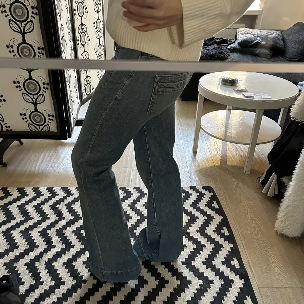 Så snygga lågmidjade jeans med coola fickor framtill! Säljer då jag tycker dom är för långa för mig. Midjemått: 38 rakt över. Står storlek 38 i dom men passar mig som är en S/36 då dom är lågmidjade . Jeans & Byxor.