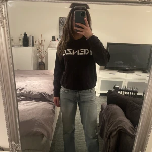 Kenzo sweatshirt  - Funkar bra på mig som har S i vanliga fall men är man XS är den realistisk i storleken. Säljer för att jag inte använder, endast använd fåtal gånger, köpte för 2300kr.