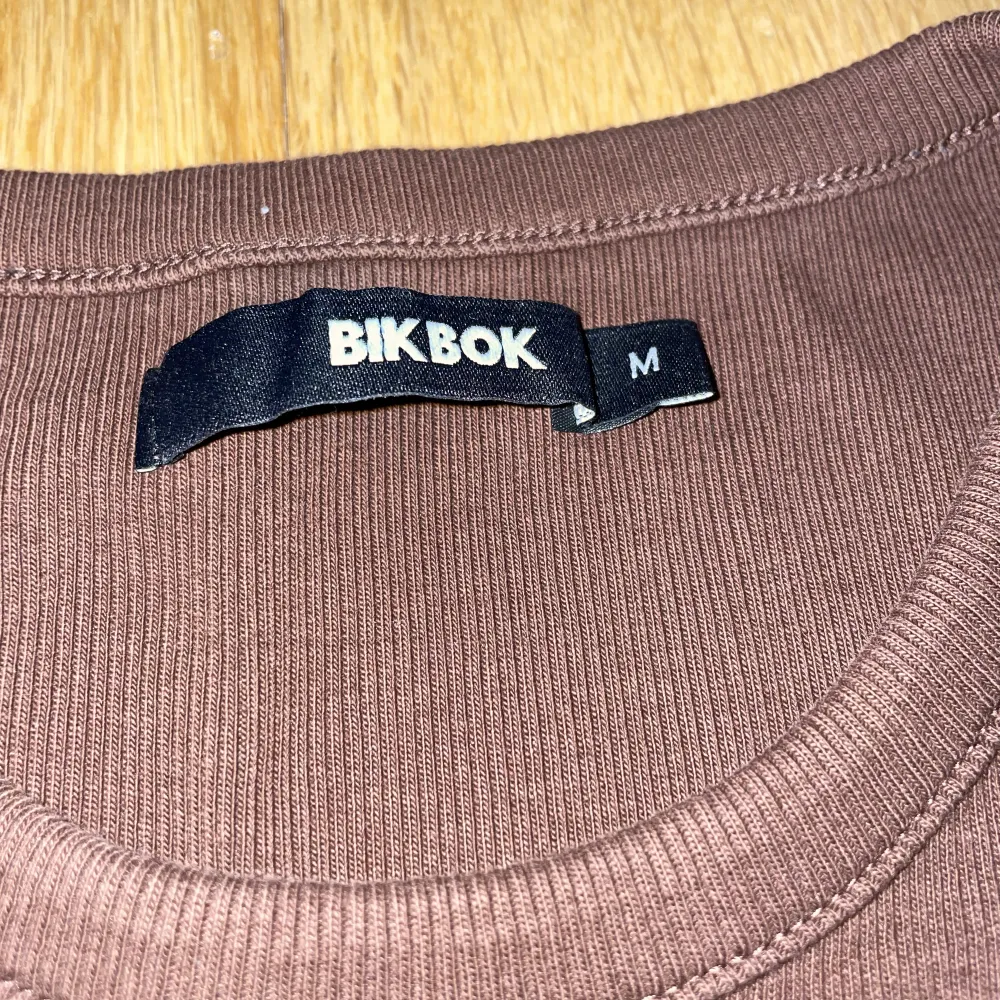 Nästan helt nytt linne från BikBok. Väldigt bra skick, inte använd så mycket. . Toppar.