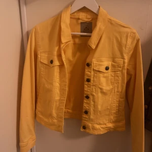 Jeansjacka  - Gul jeansjacka , använd fåtal gr 
