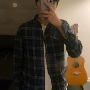 Cool blå-svart rutig skjorta - Använder den inte längre. Jättebra skick har använt den max 5 gånger! 