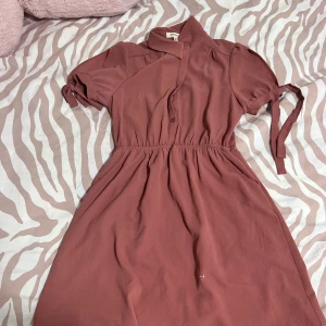 Monteau Los Angeles klänning  - Jätte söt klänning för sommaren, bekvämt och tunt material, stretchig vid midjan, är en kort klänning, sann till storlek, jätte fin för en promenad eller kaffe med sina vänner.