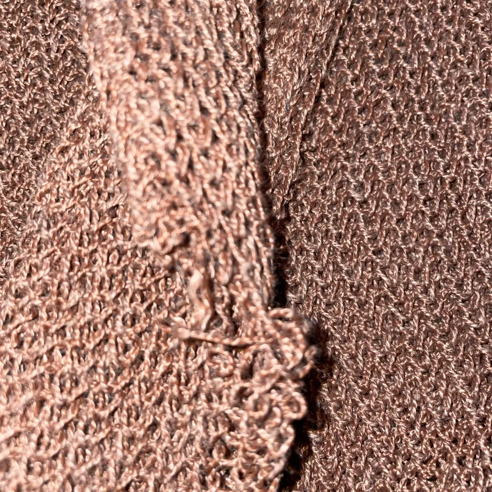 Fin brun stickad tröja, perfekt till hösten. Har ett litet hål i vänstra ärmen men annars bra skick. Köpt second hand, har används få gånger.. Tröjor & Koftor.