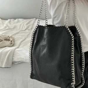 Stor Tiamo väsla - Lite slitage förekommer på insidan endast på sidan, men inget som syns på utsidan av väskan💕