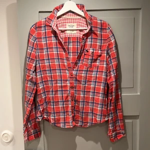 Rutig A&F skjorta  - Säljer ännu en skjorta från Abercrombie & Fitch NY som är lite skrynklig (jag är bättre på att spinna än att stryka 😸) men den otroligt mjuk och skön. 😻