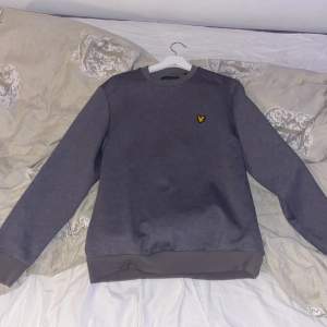 Säljer grå lyle &scott tröja  Helt oanvänd i storlek M herr  Nypris : 600