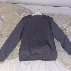 Lyle & scott sweatshirt  - Säljer grå lyle &scott tröja  Helt oanvänd i storlek M herr  Nypris : 600