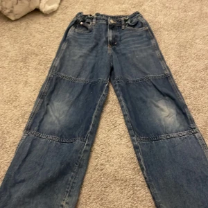 Säljer för 150 - Det här är jätte fina baggy jeans som kostar 700 och jag säljer de för 150