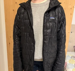 Patagoniajacka nano puff svart - Patagoniajacka i dun! I bra skick förutom att dragkedjan inte fungerar, vilket säkert går att fixa själv! 😊 skriv privat för fler frågor!