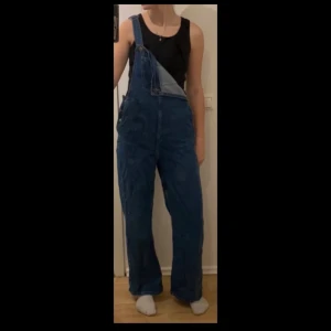 Hängselbyxa - Helt nya hängselbyxor från Bershka med lappen kvar!! Säljer pga används inte!! Innerbenslängd: 74cm