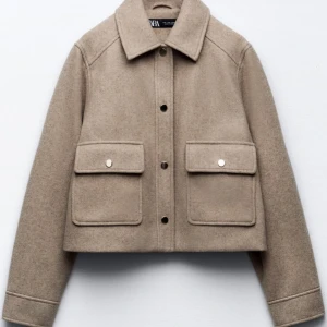 Begie kappa✨ - Säljer denna fina kappa från Zara då jag inte har användning av den längre🥰 Priset går att diskutera!