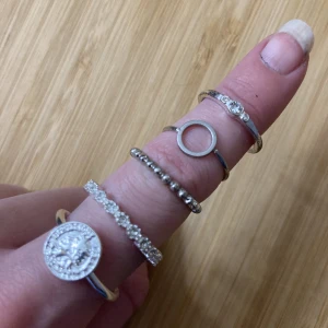 Silver ringar den högst upp är lite rostig under - Jag säljer dessa ringar för att dom inte kommer till användning kan säljas styck vis och alla i ett paket lite billigare. Dom är i olika storlekar vissa lite större och vissa lite mindre. Om ni undrar någon storlek på någon speciell kan ni bara höra av er