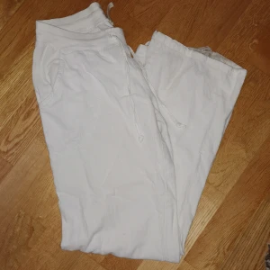 Lågmidjade linnebyxor - Vita lågmidjade linnebyxor. Broderade hjärt detaljer vid fickorna. Dem är lite slitna och missfärgade därbak men inget som syns när man använder dem. Skriv privat vid frågor eller fler bilder. Pris går att diskutera 😉