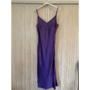 Lila långklänning satin elegant 40/42 - En så vacker långklänning i lila satin. I utmärkt skick. Mått:  Armhåla-armhåla: 52 cm. Längd: 139 cm.  Finns att hämta i Stockholm! Hör av dig om du har någon fundering och titta gärna in mina andra annonser.