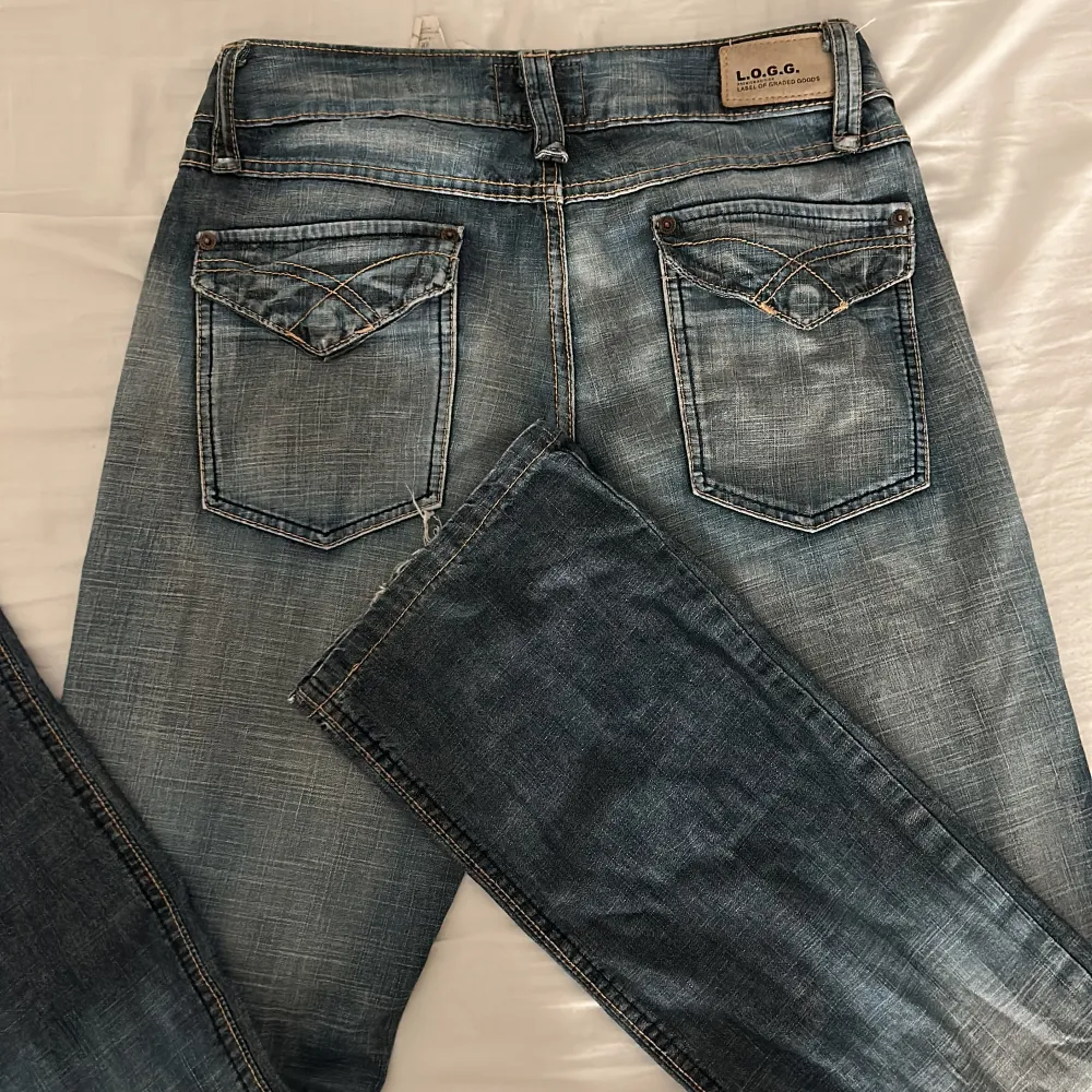 Säljer ett par vintage jeans som är bootcut och low waisted . Jätte fina och bra skick utom slitningarna ner till som syns på bilden💗säljer då det tyvärr är lite små för mig💗. Jeans & Byxor.