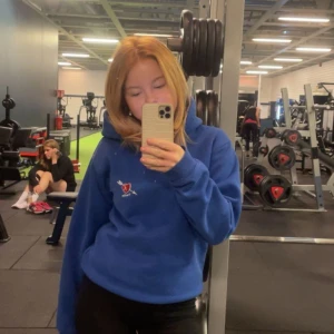 blå hoodie - använd fåtal gånger men köptes på vinted 