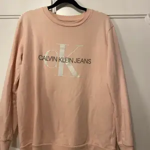 Sweatshirt från Calvin Klein som endast är använd ett fåtal gånger. Säljs på grund av att den inte kommer till användning.