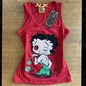 Betty boop💓 - Säljer detta jättefina Betty Boop linne med paljetter! Superfint. Oanvänd med lappen kvar!💓💓