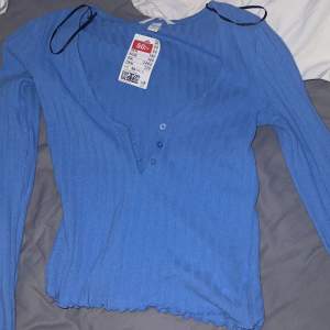 en tröja som ej är använd, har även lappen kvar på sig. Den är i nyskick💕 köparen står för frakt.