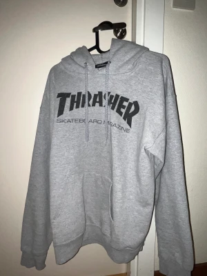 Trasher hoodie - Fin Trasher hoodie i storlek M