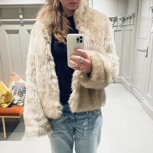 Pälsjacka💕 - Säljer denna jätte fina fake pälsjackan. Super fin och trendig! Sparsamt använd och i väldigt fint skick.💕💕💘 Perfekt till sen höst. Storlek S-M,  Jacka är från & other stories och köpt för 1500kr😊💕Buda gärna eller köp direkt för 550kr! Hör av er om frågor