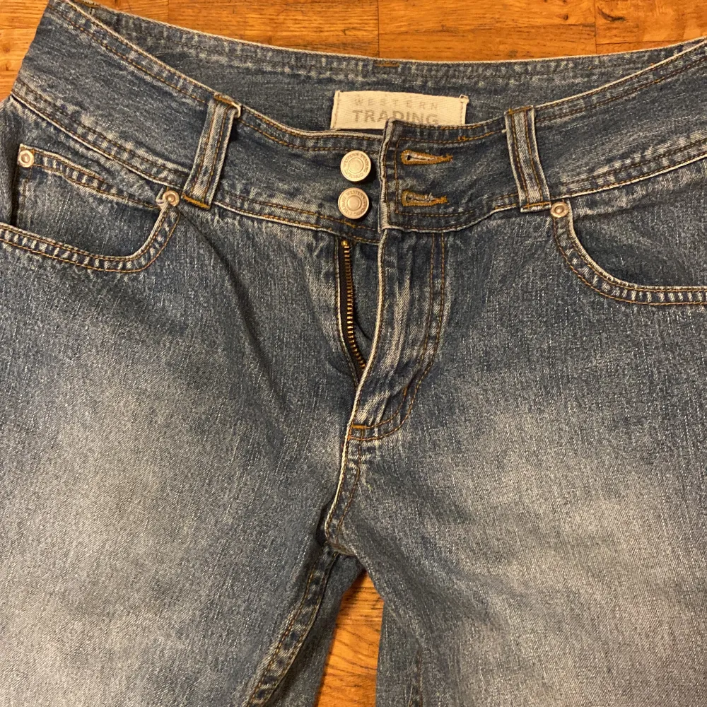 Skitsnygga jeans som tyvärr inte passade mig💓. Perfekt wash och skitnice bootcut. Hade definitivt inte sålt om de passade! passar i längd mig som 165cm💓Uppskattar strlk 26/27 Midjemått:75cm💓 Innerbenslängd: 75cm💓 Använd gärna ”köp nu”💓 Först till kvarn!💗. Jeans & Byxor.