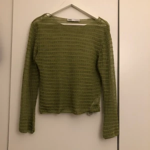 Stickad tröja zara - Så fin grön väldigt tunn stickad tröja! Väldigt ser through så tänk med en snygg bralette under😍 passar jättefint till lågmidjade kostymbyxor eller linnebyxor