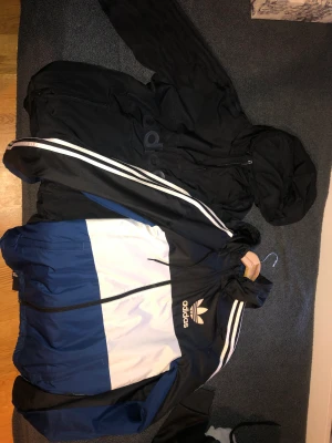 Adidas jacka - Två adidas jackor för 300kr/st eller båda för 500kr.  Svarta i storlek S Svart/vit/blå i storlek XS
