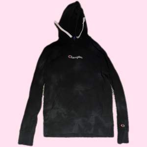 Säljer denna svarta champion hoodie med lite vita moln-aktiga saker på. Ej använd mycket, köpt för 1000kr