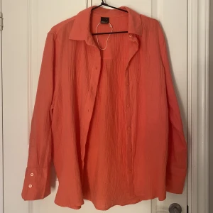 Skjorta - Jättefin skjorta från Gina Tricot i nyskick, perfekt att ha över ett linne på sommaren! Storlek S men är lite oversized🤍