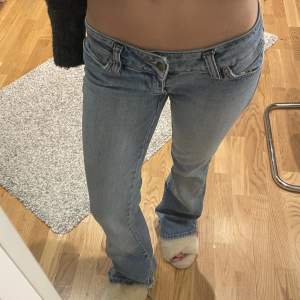 Skitsnygga jeans från only!! Passar XS/S Midjemått= 36 cm rakt över  Innerbenslängd= 80 cm