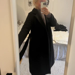 Svart kappa - Svart lång kappa men knytning. Från veromoda. Storlek S. Lite nopprig därav priset. Frakt tillkommer😇