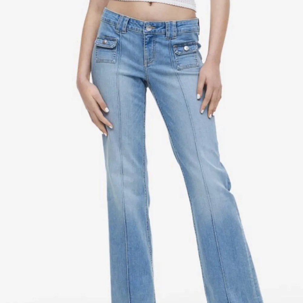 Säljer dessa helt nya med prislapp eftertraktade hm lågmidjade jeans. Priset går att diskuteras ❣️. Annars är direktriset 650kr tvivla ej vid frågor ❣️. Jeans & Byxor.