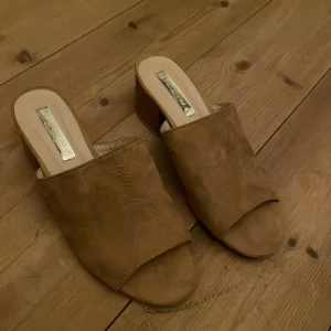 Klackskor i mocka - Jättesnygga klackskor i beige mocka! Helt oanvända och i superbra skick 