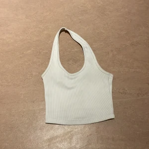 Armlös vit tröja - En fest tröja eller som man kan ha på party eller kalas