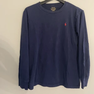 Ralph lauren tröja  - Säljer den här super fina tröjan från Ralph lauren. Säljer den då den tyvärr börjar bli för liten på mig då jag har långa armar. Är även osäker på storleken men kolla sista bilden för och se.