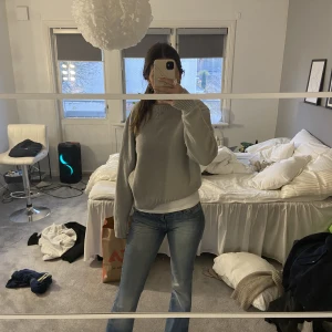 Stickad tröja grå - Säljer den här super fina gråa stickade tröjan då den inte kommer till användning längre. Storlek M men passar S.