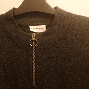 Ny Lindbergh white tröja stickad - Helt ny Lindbergh white tröja i skön stickad kvalitet, stilren design i mörkgrå färg   Mitt pris 149 kr plus frakt 